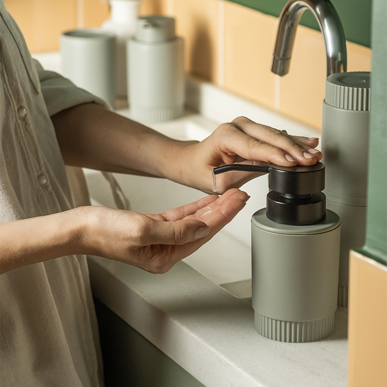 Porta sabonete líquido com válvula preta Ou Linha Dórica