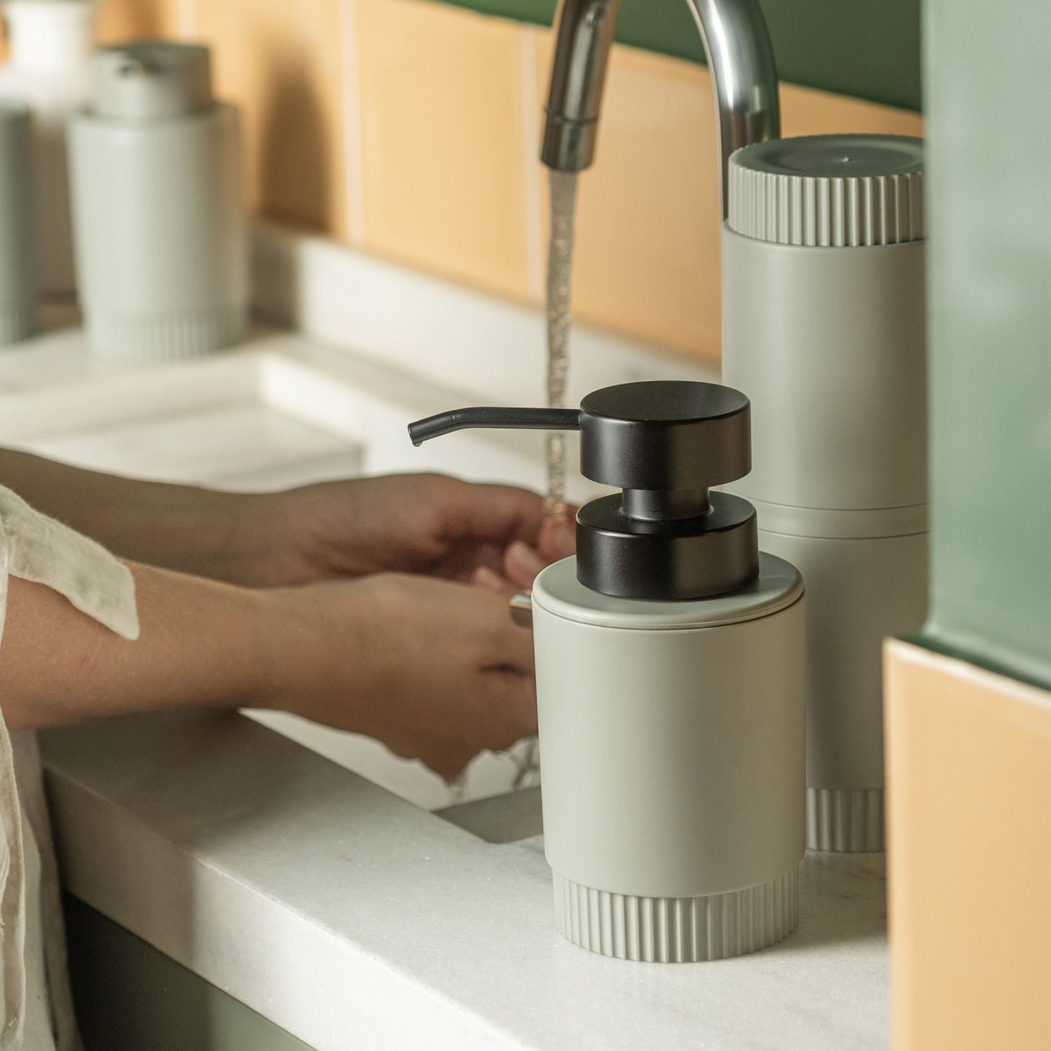 Porta sabonete líquido com válvula preta Ou Linha Dórica
